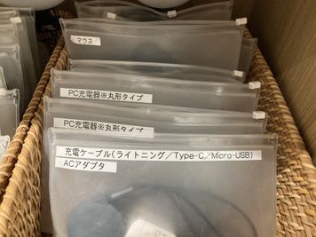 PC・スマホ周辺充電器など、豊富に取り揃えております。 - SoloTime 池袋 ROOM IK06（1名用完全個室）の室内の写真