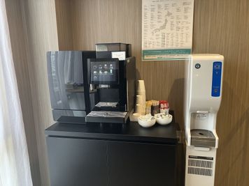 本格コーヒーマシンをご用意しております。無料でコーヒーやカフェラテなどをお召し上がりいただけます。 - SoloTime 大井町 ROOM OK13（1名用完全個室）の室内の写真