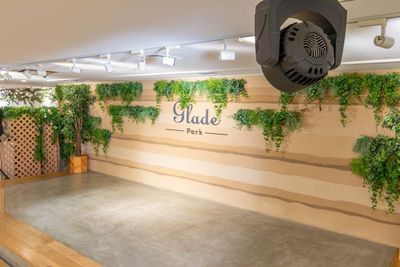 広々としたステージ上に会場の雰囲気にあったロッキングチェアの高砂も無料お貸し出し。 - グレイドパーク新宿西口（旧：グレイドパーク新宿） パーティー・イベント・撮影用途の室内の写真