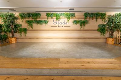 広々としたステージ上に会場の雰囲気にあったロッキングチェアの高砂も無料お貸し出し。 - グレイドパーク新宿西口（旧：グレイドパーク新宿） パーティー・イベント・撮影用途の室内の写真