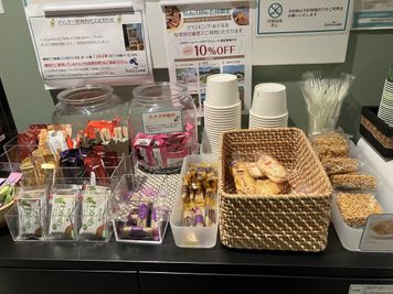 バラエティーに富んだお菓子・各種スープが無料でお召し上がりいただけます。小腹がすいた時にぴったりなチキンラーメンも無料です。 - SoloTime 川崎 ROOM KK01（1名用完全個室）の室内の写真
