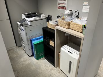 PC・スマホ周辺充電器など、豊富に取り揃えております。 - SoloTime 赤羽 ROOM AK08（1名用完全個室）の室内の写真
