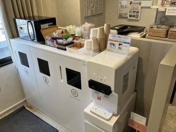 バラエティーに富んだお菓子・各種スープが無料でお召し上がりいただけます。小腹がすいた時にぴったりなチキンラーメンも無料です。 - SoloTime 西葛西 BOOTH BK01（1名用オープン席）の室内の写真