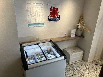冷凍庫の中には「雪見だいふく」等、無料のアイスクリームを沢山ご用意！運が良いと「ハーゲンダッツアイスクリーム」があることも！ - SoloTime 西葛西 ROOM NK01（1名用完全個室/女性専用）の室内の写真