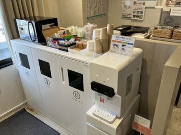 バラエティーに富んだお菓子・各種スープが無料でお召し上がりいただけます。小腹がすいた時にぴったりなチキンラーメンも無料です。 - SoloTime 西葛西 ROOM NK01（1名用完全個室/女性専用）の室内の写真