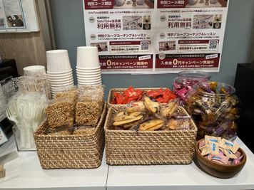 バラエティーに富んだお菓子・各種スープが無料でお召し上がりいただけます。小腹がすいた時にぴったりなチキンラーメンも無料です。 - SoloTime 新百合ヶ丘 ROOM SK05（1名用完全個室）の室内の写真