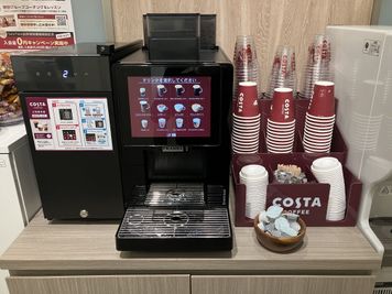 本格コーヒーマシンをご用意しております。無料でコーヒーやカフェラテなどをお召し上がりいただけます。 - SoloTime 新百合ヶ丘 ROOM SK06（1名用完全個室/女性専用）の室内の写真