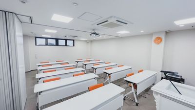 後方上部の窓から自然光も入る、開放感のあるレンタルスペースです - レンタルスペースBEN辿 レンタルスペース(A+B)の室内の写真