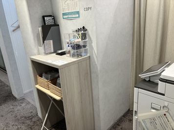 PC・スマホ周辺充電器など、豊富に取り揃えております。 - SoloTime 自由が丘 BOOTH BK03（1名用オープン席）の室内の写真