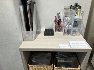 PC・スマホ周辺充電器など、豊富に取り揃えております。 - SoloTime 自由が丘 ROOM JK05（1名用完全個室）の室内の写真