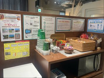バラエティーに富んだお菓子・各種スープが無料でお召し上がりいただけます - SoloTime 溝の口 BOOTH BK04（1名用オープン席）の室内の写真