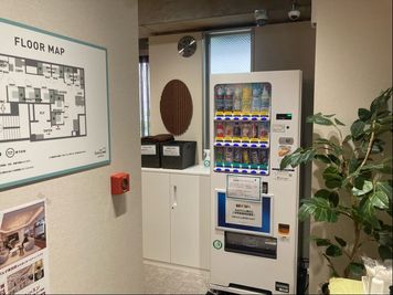 無料の自販機です。黒烏龍茶等の豊富なドリンクをお召し上がりいただけます。 - SoloTime 溝の口 ROOM MK01（1名用完全個室）の室内の写真