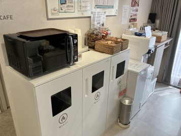 バラエティーに富んだお菓子・各種スープが無料でお召し上がりいただけます。小腹がすいた時にぴったりなチキンラーメンも無料です - SoloTime 錦糸町 ROOM KK03（1名用完全個室/女性専用）の室内の写真