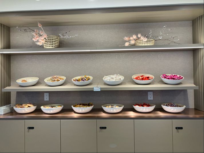 MEETING ROOM 01（6名用完全個室） - SoloTime 横浜西口