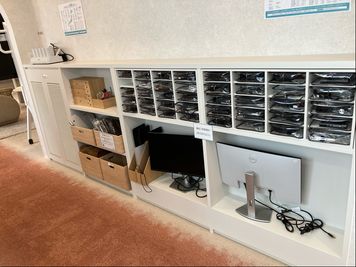 PC・スマホ周辺充電器など、豊富に取り揃えております。 - SoloTime 横浜西口 MEETING ROOM 01（6名用完全個室）の室内の写真