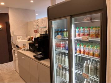コーヒー・カフェラテ・カプチーノ！お店レベルの味を無料でご提供 ♪♪ - SoloTime 横浜西口 MEETING ROOM 03（4名用完全個室）の室内の写真