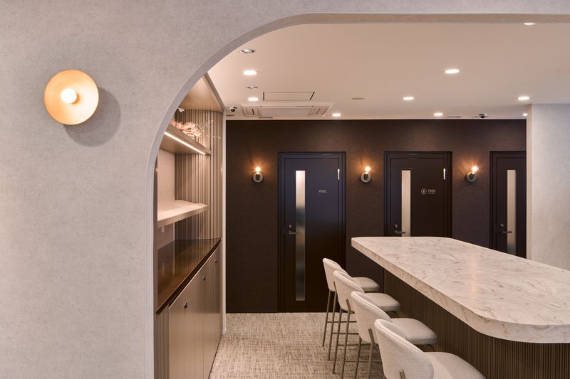 MEETING ROOM 03（4名用完全個室） - SoloTime 横浜西口