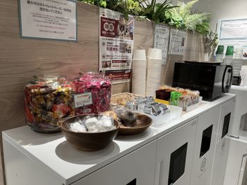バラエティーに富んだお菓子・各種スープを無料でご用意しております。 - SoloTime たまプラーザ ROOM TK09（1名用完全個室）の室内の写真