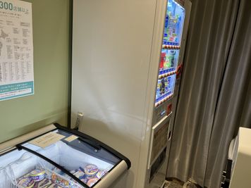 フリーベンドの自動販売機。全ての飲料が無料！ - SoloTime センター北 BOOTH BC06（1名用オープン席/女性専用）の室内の写真
