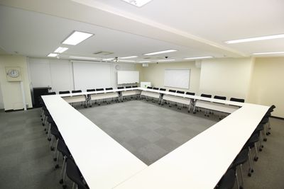 全社会議に★ロの字型　36名(3名がけ) - 銀座ユニーク貸会議室　5丁目店 G401 カンファレンスルームの室内の写真