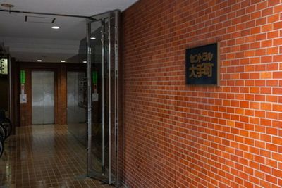 エントランス　
奥のエレベーターもしくは階段で6階にお上がりください。 - アーバンスペース大手町 ✨【 貸し会議室】アーバンスペース神田大手町✨の入口の写真