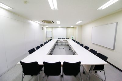 定例会議に★ロの字型　24名(3名がけ) - 銀座ユニーク貸会議室5丁目店 G302 小会議室の室内の写真