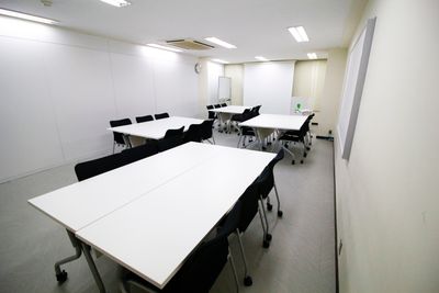 研修に★島型4島　24名(3名がけ) - 銀座ユニーク貸会議室5丁目店 G302 小会議室の室内の写真