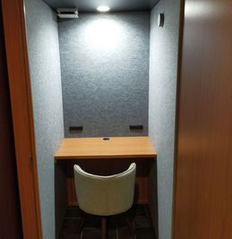 西梅田駅10番出口徒歩2分！の勉強カフェ内にある個室テレブースを直接予約｜平日5時-18時｜電源・wifi - 勉強カフェ大阪西梅田