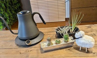 温度管理機能付き湯沸かしポットで、本格的ドリップコーヒーをお楽しみください。 - Studio Rubato  Rubato / Café 【ルバート カフェ】の設備の写真