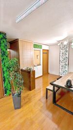 グリーン溢れる癒しの空間で心安らぐひとときを。 フード・ドリンク持ち込みOKの自由なカフェ空間。あなただけの特別な時間をお過ごしください。 - Studio Rubato  Rubato / Café 【ルバート カフェ】の入口の写真