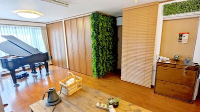 広々としたスペースに15人程度の椅子を並べると、プチ・コンサート会場へ早変わりします。 - Studio Rubato  Rubato / Café 【ルバート カフェ】の室内の写真