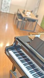 自動演奏・消音機能付きグランドピアノ。室内に取扱説明書があります。 - Studio Rubato  Rubato / Café 【ルバート カフェ】の室内の写真