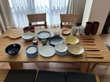 お皿10枚、お椀10個、茶わん10個、醤油受け、10個、取り皿10枚 - レンタルスペース　『時の間』 駅徒歩2分！屋内スペースと屋外スペースのあるレンタルスペースの設備の写真