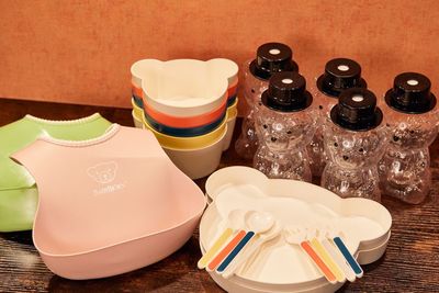 お子さま用の食器類も完備♪
子ども食事用エプロン2、クマの食器小4大2、子供用フォーク5、子供用スプーン6、クマのドリンク入れ8セット(ストロー) - Moff room🧸《下北沢店》 🧸Moff room🧸1〜15名様ママ会向けスペースの室内の写真