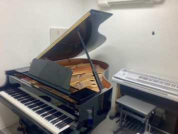ヤマハミュージック直営教室！グランドピアノ、エレクトーンの練習ができるお部屋です。他管・弦楽器の練習もOK♪ - フジグラン松山センター