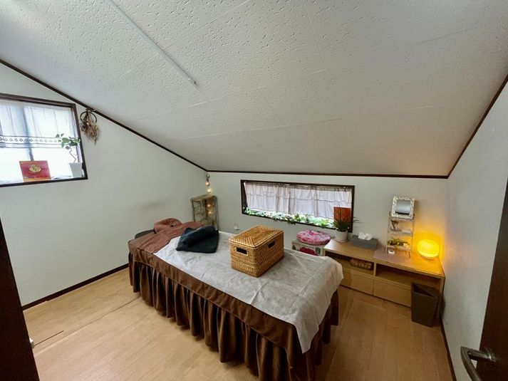 屋根裏部屋　施術部屋 - 薬膳茶と温活セラピーサロンOHANA OHANA都立大学駅レンタルサロンの室内の写真