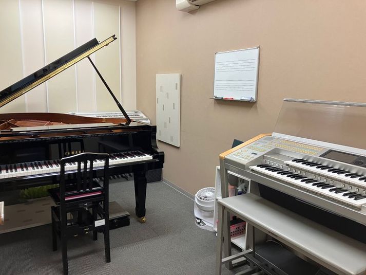 グランドピアノとエレクトーンをご使用頂けます。 - 新居浜センター ヤマハミュージック新居浜センターRoom S3の室内の写真