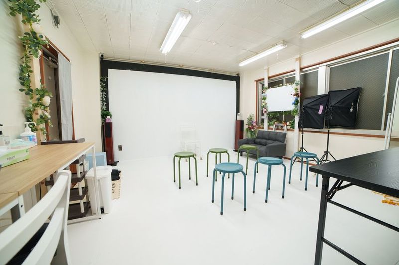 駅チカ1分サクッと利用🗞️白く明るい会議室 - レンタル会議スペース「みぃすた」神戸三宮