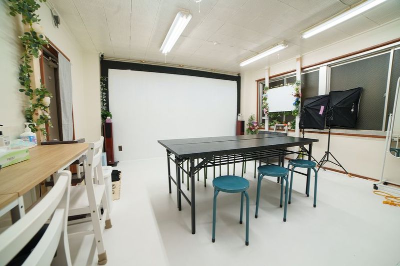 机を寄せて作業スペースや会議に高演色LED採用で明るくキレイ - レンタル会議スペース「みぃすた」神戸三宮 駅チカ1分サクッと利用🗞️白く明るい会議室の室内の写真