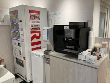 フリーベンドの自販機です。全種類の飲料を無料をお飲みいただけます。 - SoloTime たまプラーザ OPEN SPACE 03（フリーアドレス席）の室内の写真