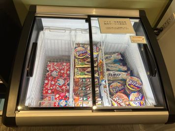 アイスクリームも無料！ハーゲンダッツが入っていることもあります！ - SoloTime センター北 OPEN SPACE 03（フリーアドレス席）の室内の写真