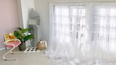 道路側の一番大きな窓からは綺麗に自然光が入ります🪟🫧 - 5801 Studio 全方向映えスポット♡ 韓国風フォトスタジオの室内の写真