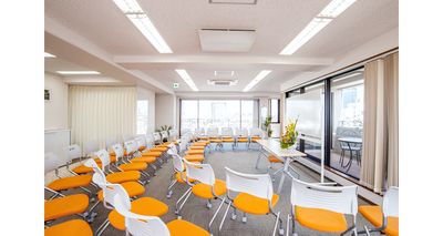 シアター形式で50席 - ココロノオフィス神楽坂セミナールーム ココロノオフィス　セミナールームの室内の写真