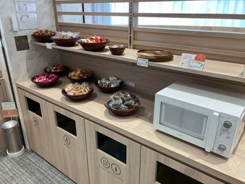 バラエティーに富んだお菓子・各種スープを無料でご用意しております。 - SoloTime 松山 OPEN SPACE 03（フリーアドレス席）の室内の写真