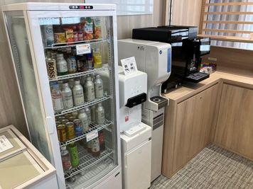 無料のドリンクを各種取り揃えております。特にコーヒーはお店レベル！！ - SoloTime 松山 OPEN SPACE 03（フリーアドレス席）の室内の写真