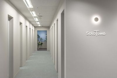 SoloTime 新宿南口 SOFA SEAT 03（4名用オープン席）の室内の写真