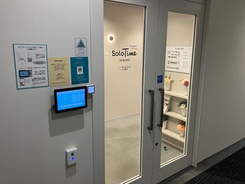 SoloTime 新宿南口 SOFA SEAT 01（4名用オープン席）の室内の写真