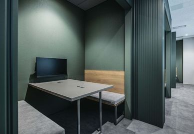 SoloTime 新宿南口 SOFA SEAT 01（4名用オープン席）の室内の写真