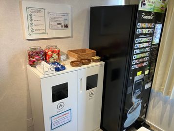 無料の紙コップ式自販機です。コーヒーやカフェラテなどをお召し上がりいただけます。 - SoloTime 西葛西 SOFA SEAT 02（オープン席）の室内の写真