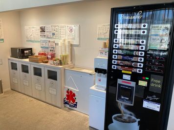 フリーベンドの自販機です。全種類の飲料を無料をお飲みいただけます。 - SoloTime 中目黒 OPEN SPACE 01（フリーアドレス席）の室内の写真